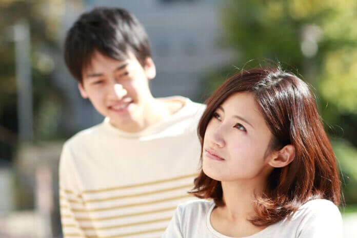 照れ隠しで微妙な表情をする