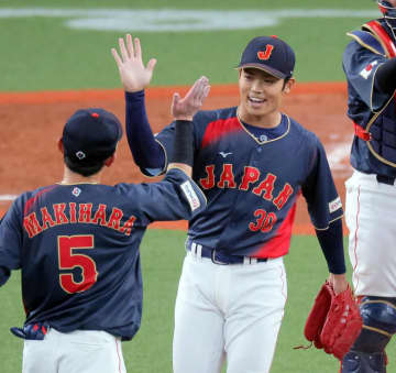 侍ジャパン サポートメンバーの根尾昂が九回に登板 場内沸く 1回わずか9球で無失点締め