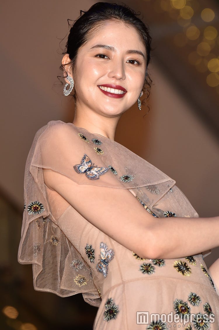 長澤まさみ　セクシードレス 画像2/14) 長澤まさみ、美谷間チラリのSEXYドレスで登場 理想のクリスマスを明かす - モデルプレス