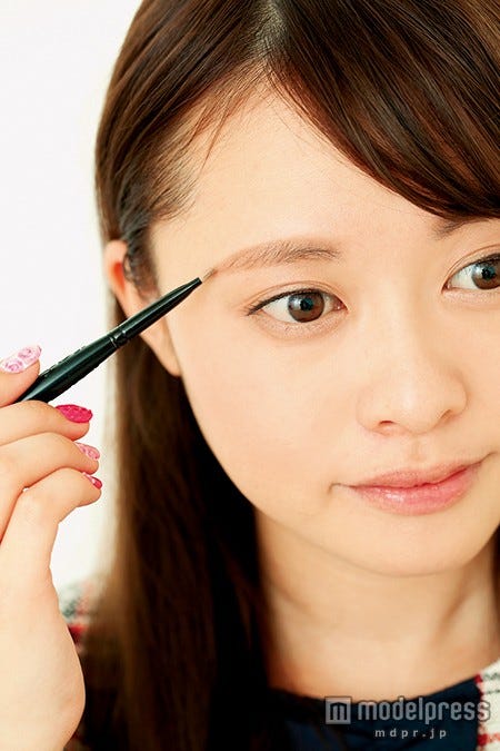 気持ち長めに描いた眉が“癒やし顔”の秘密/モデル神尾美沙(画像提供:「Ray」5月号、主婦の友社)
