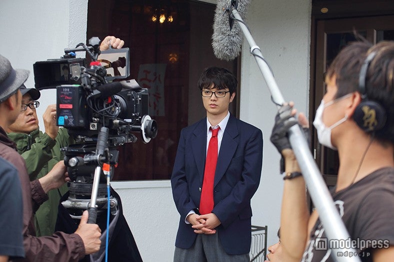 染谷将太（中央）（C）若杉公徳／講談社（C）2015「映画 みんな！エスパーだよ！」製作委員会