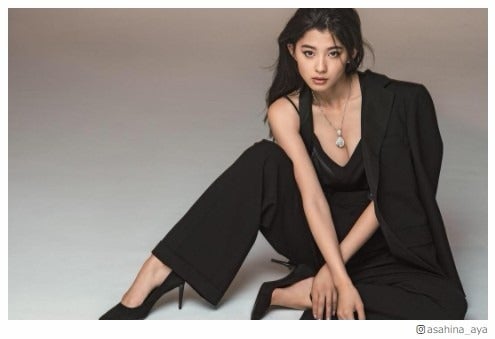 朝比奈彩、胸元あらわな“大人セクシー”ショットに注目集まる「抜群のプロポーション」「カッコいい」