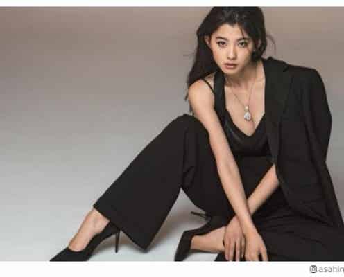朝比奈彩、胸元あらわな“大人セクシー”ショットに注目集まる「抜群のプロポーション」「カッコいい」