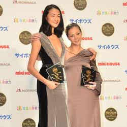 「ベストチーム・オブ・ザ・イヤー2012」の受賞式に出席した冨永愛、土屋アンナ