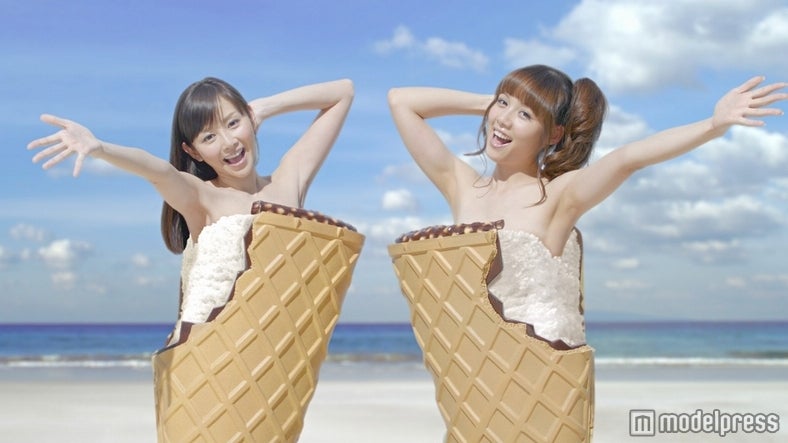 左から：杉原杏璃、ローラ・チャン（新CM「ザクリッチガールズ」篇）