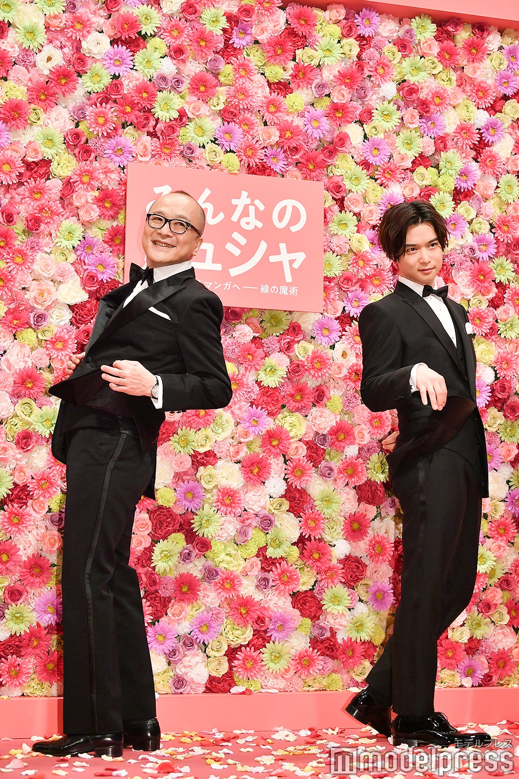 ポーズを再現する山田五郎氏、千葉雄大 （C）モデルプレス