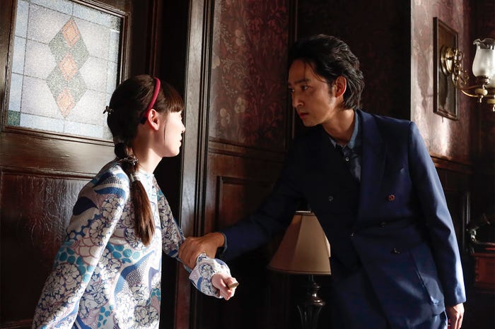 福原遥、上杉柊平「マル秘の密子さん」第9話より(C)日本テレビ