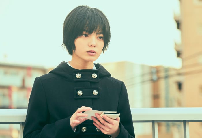 ヒロイン・ヒウラエリカを演じる平手友梨奈(C)2020映画「さんかく窓の外側は夜」製作委員会 (C)Tomoko Yamashita/libre