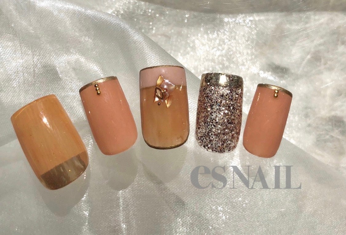 華奢ラインが女性らしいオレンジブラウンネイル（画像提供：esNAIL）