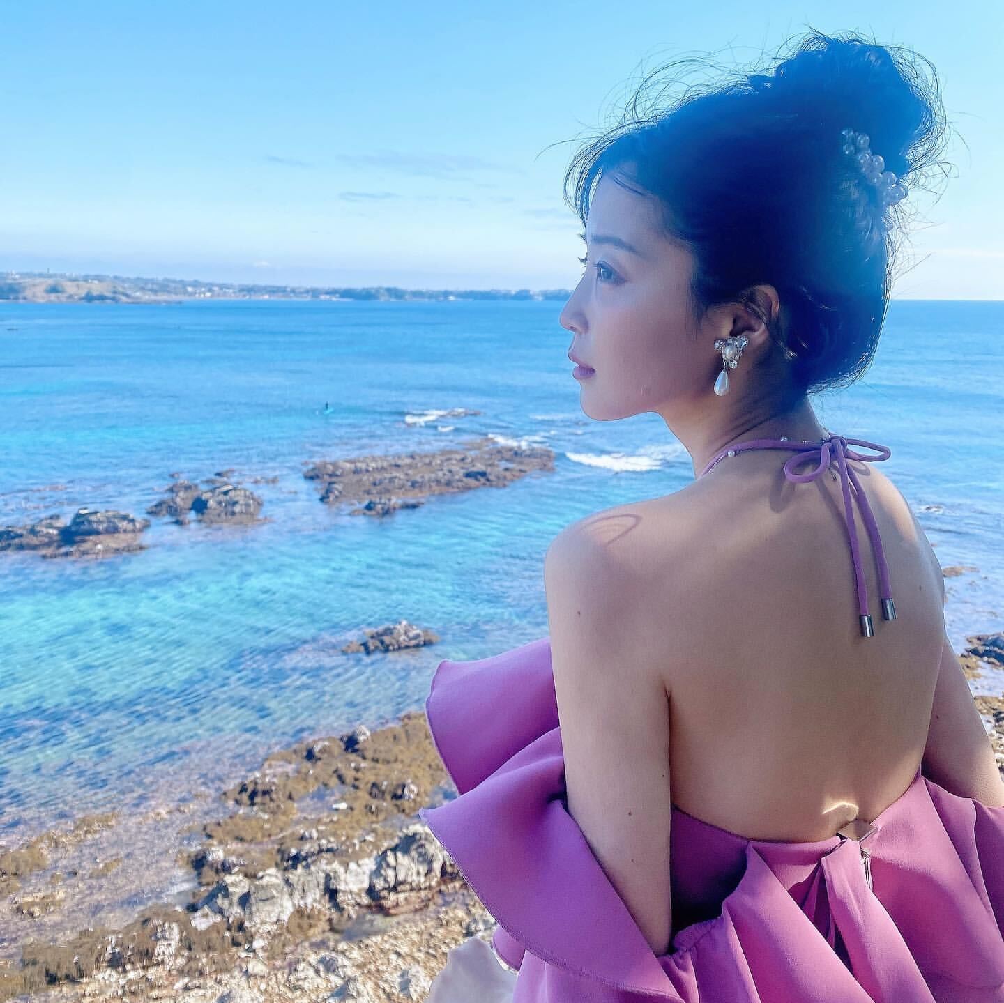 「バチェラー4」休井美郷、SEXY美背中披露の海辺ショットに「見惚れる」「綺麗」の声