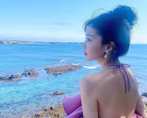 「バチェラー4」休井美郷、SEXY美背中披露の海辺ショットに「見惚れる」「綺麗」の声