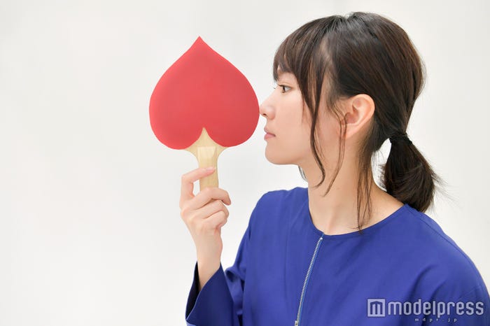 真顔で鼻に押し付けるガッキー(C)モデルプレス