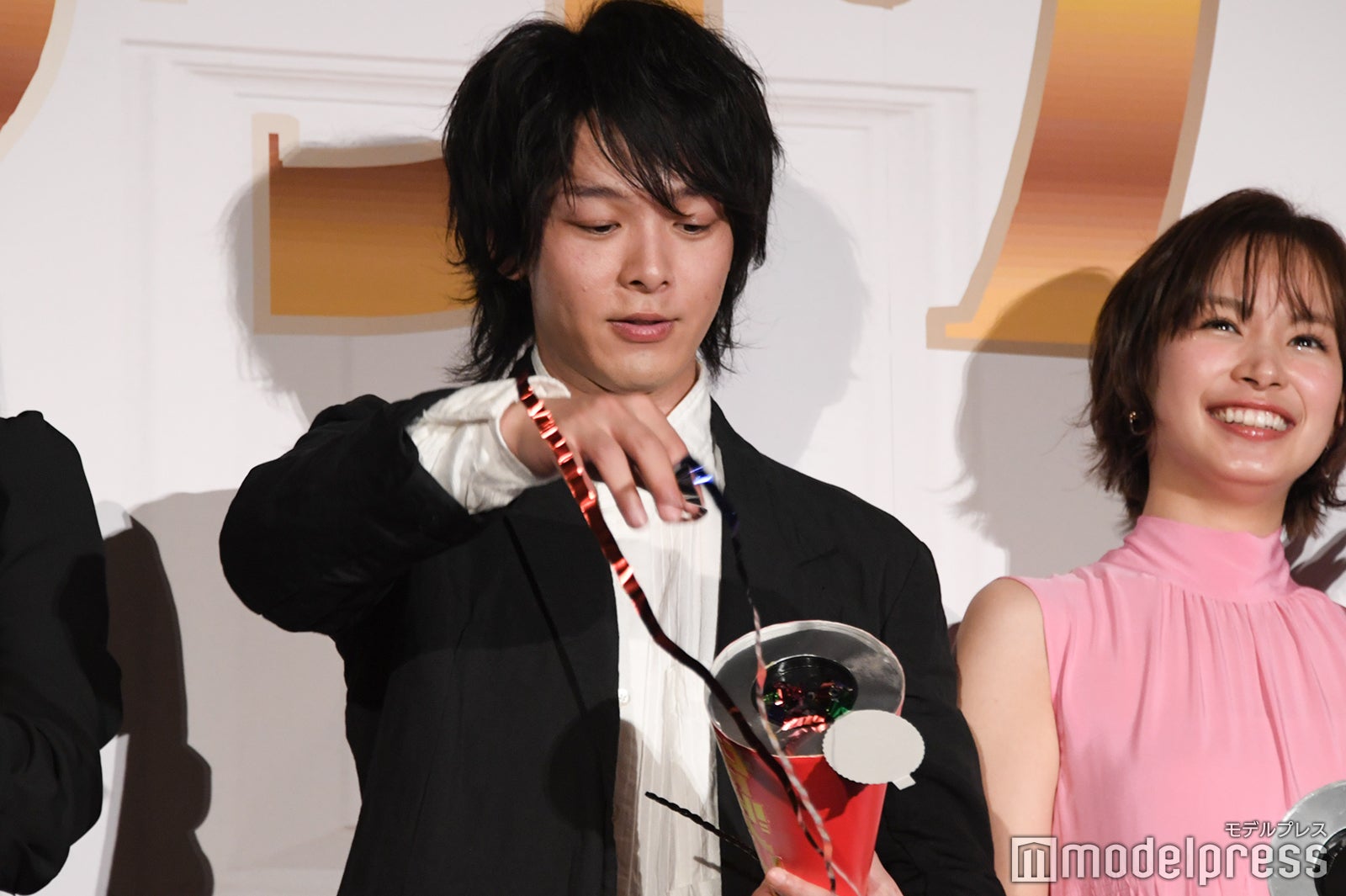 クラッカーの中身を出す中村倫也 （C）モデルプレス