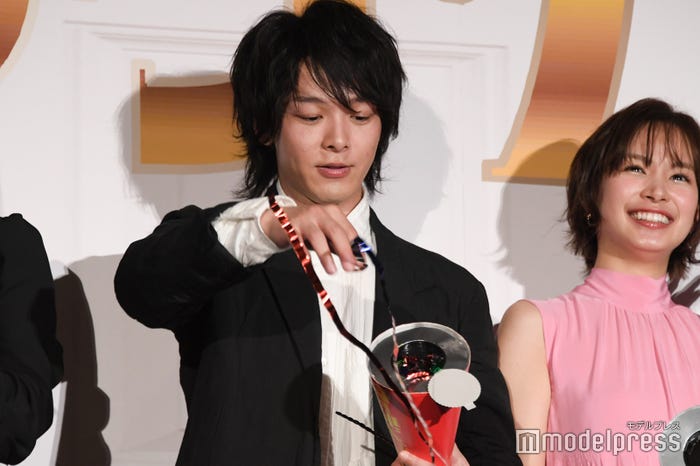 クラッカーの中身を出す中村倫也 (C)モデルプレス