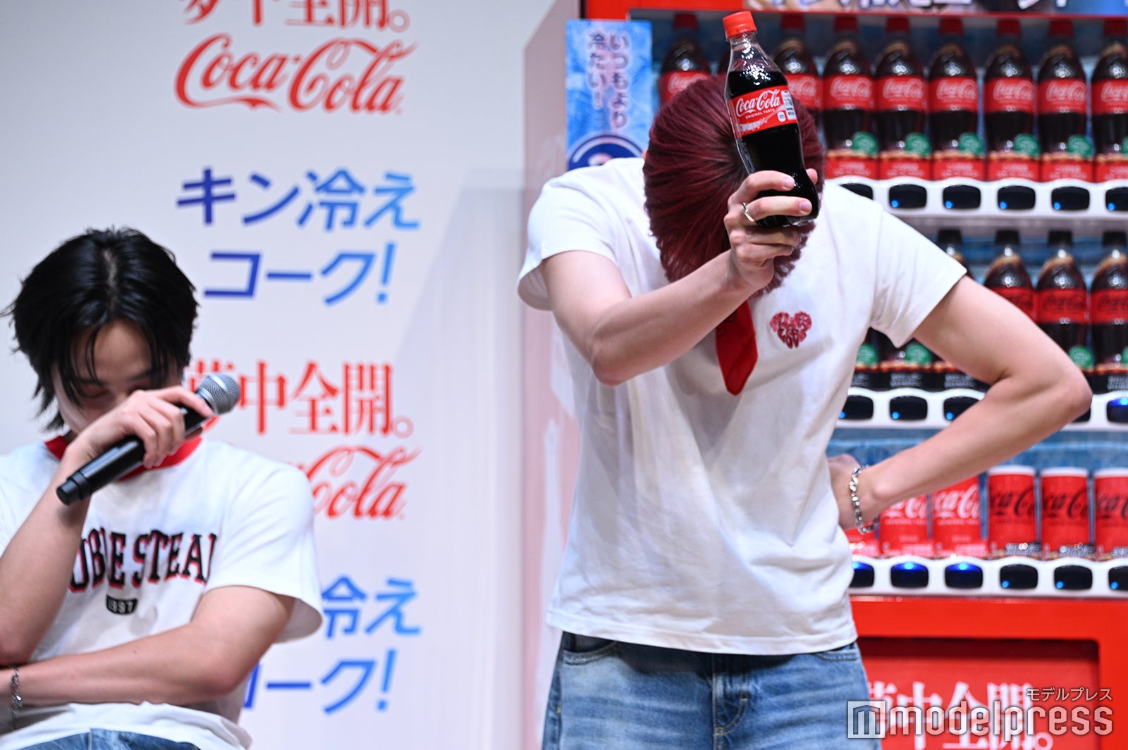 全力愛嬌後に恥ずかしそうに下を向くHARUA、思わず笑ってしまうTAKI（C）モデルプレス