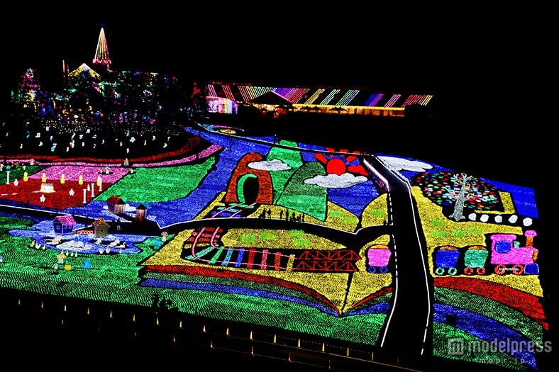 心躍る「おもちゃ箱」の世界を表現 虹色に輝く人気イルミがライトアップ