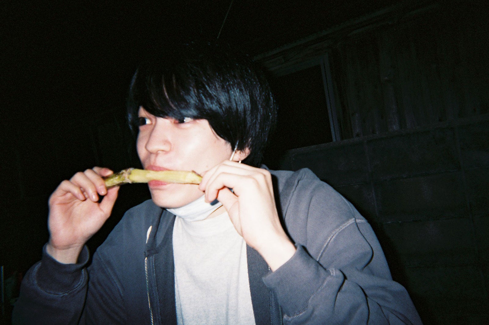 なにわ男子・西畑大吾、サトウキビを無邪気にかじる 奄美大島で“エモさ”全開「忌怪島／きかいじま」オフショット一挙解禁