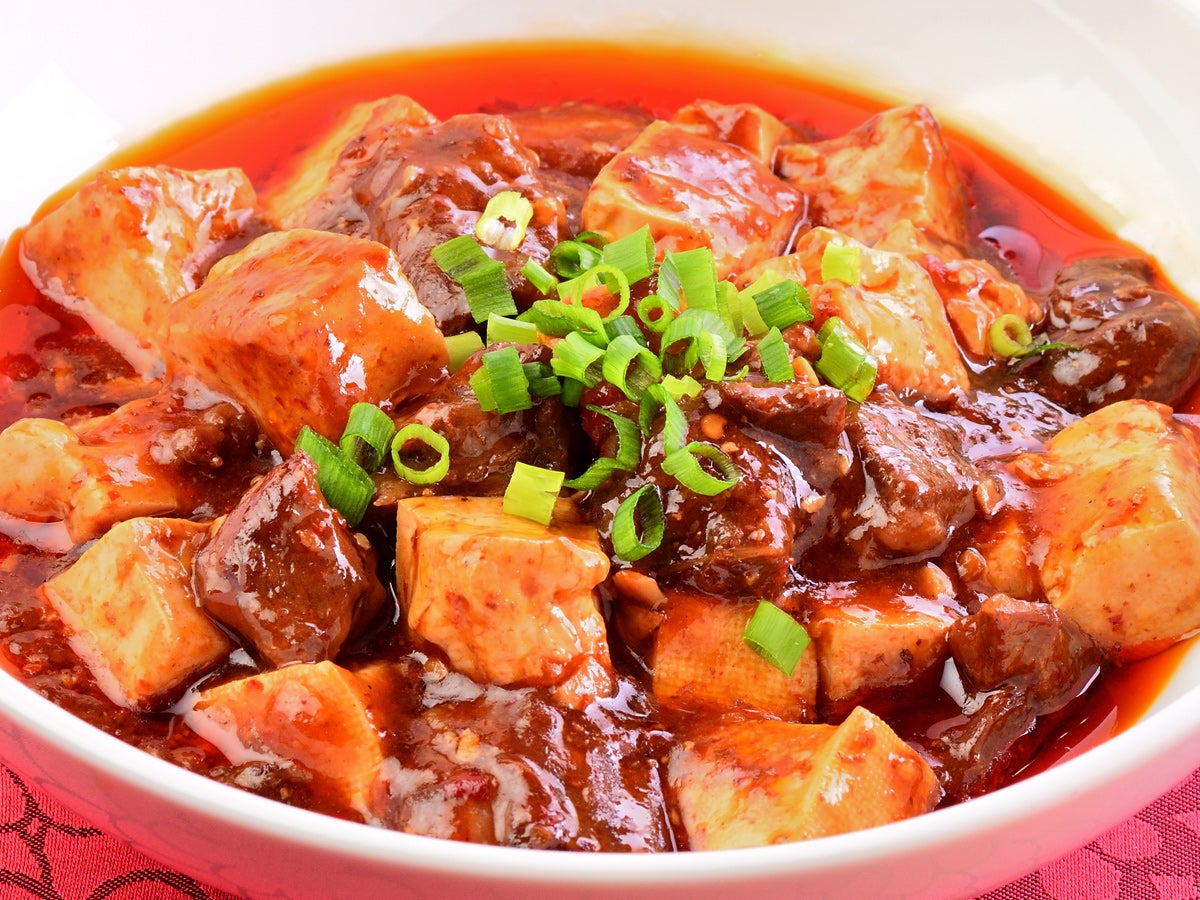 麻辣麻婆豆腐500円、北海道産牛スジの麻婆豆腐900円／提供画像