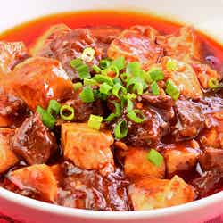 麻辣麻婆豆腐500円、北海道産牛スジの麻婆豆腐900円/提供画像