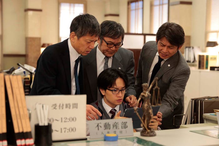 勝村政信、渡辺いっけい、織田裕二、中島健人「シッコウ!!~犬と私と執行官~」第2話より(C)テレビ朝日