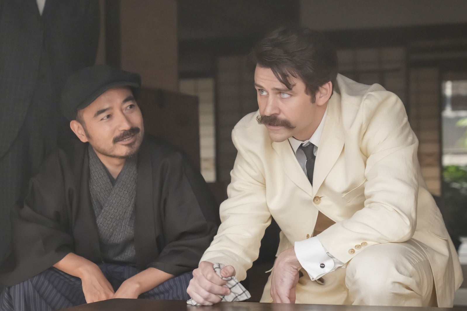 岩崎う大、トミー・バストウ「ばけばけ」第30話（C）NHK