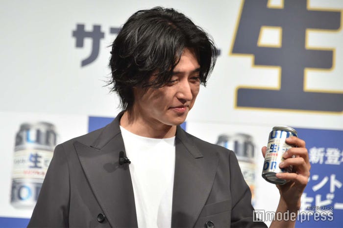 一口目を噛みしめる山崎賢人 (C)モデルプレス