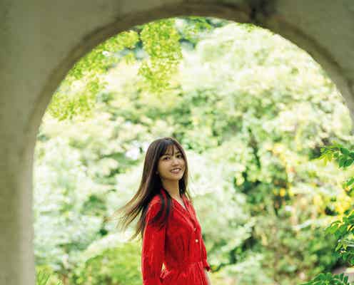 乃木坂46久保史緒里、爽やかノースリーブ姿で「週刊FLASH」表紙登場 俳優業への想い明かす