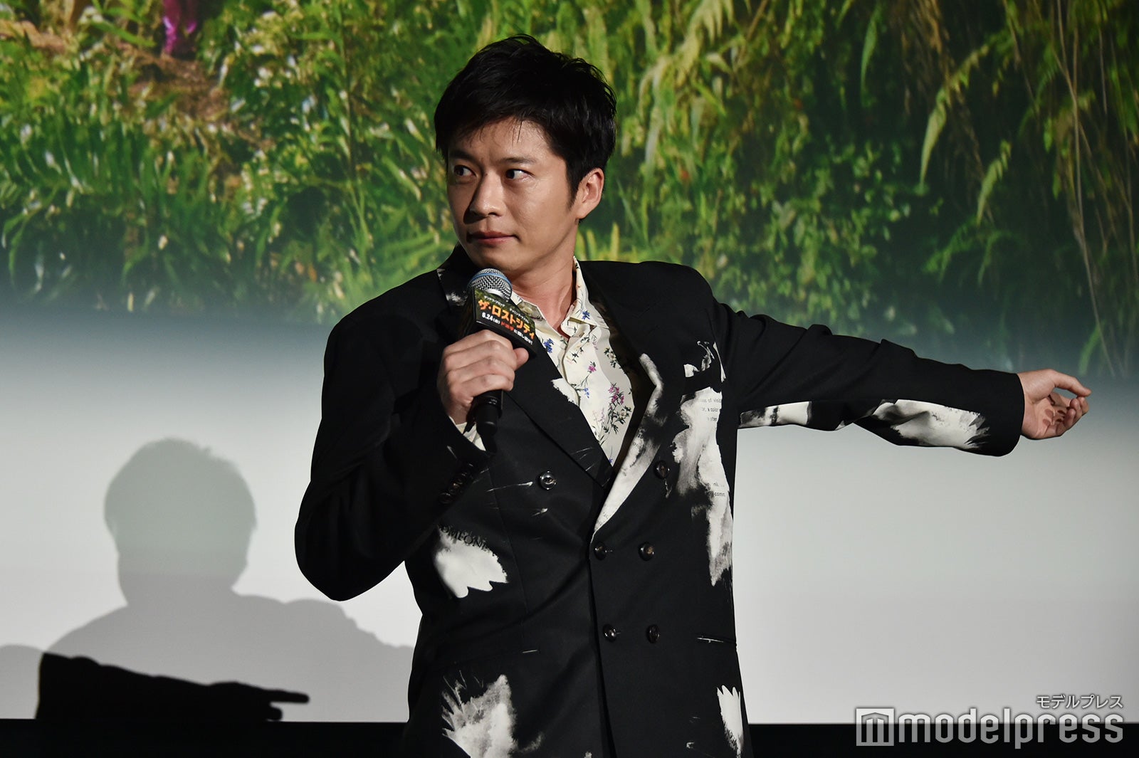 一生懸命ボケる田中圭（C）モデルプレス