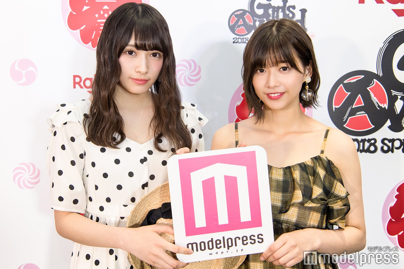 渡辺梨加＆渡邉理佐（C）モデルプレス