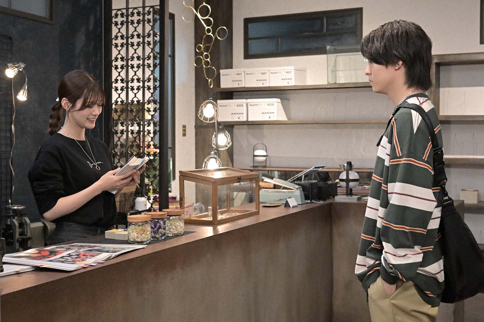 生見愛瑠、高野洸「くるり～誰が私と恋をした？～」第8話より（C）TBS