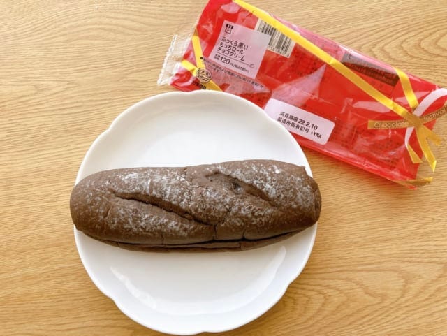 ふっくら黒いもっちロールチョコクリームはシンプルで何度も食べたくなります。