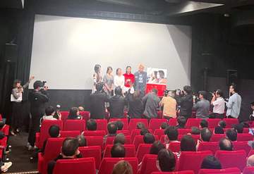 えっ夫婦だったの？！90年代席巻の激カワ女優 超久々に舞台挨拶に降臨 檀上で「パパ」→鶴田真由が「夫婦なんです」と観客に説明