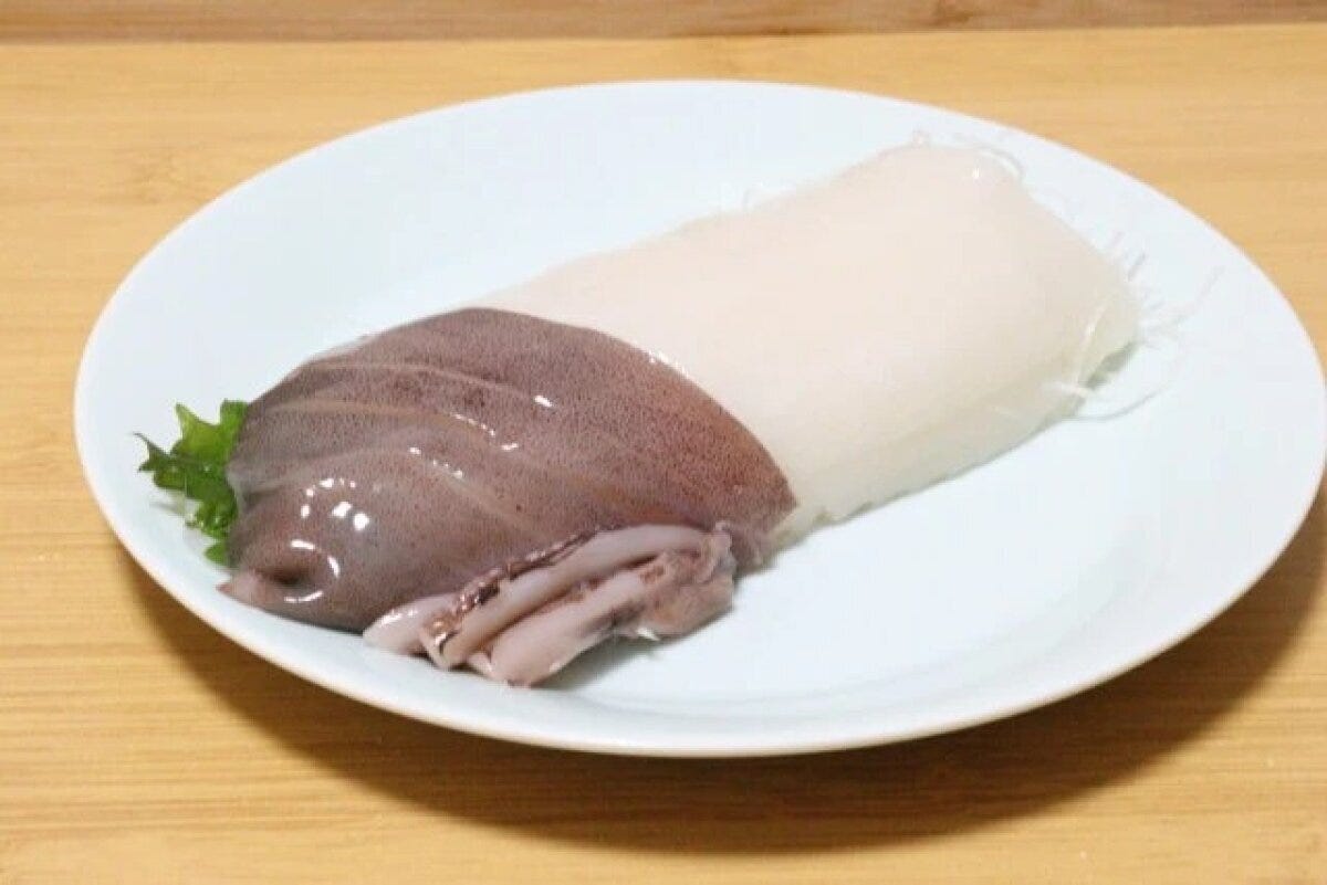 淡い青色の丸皿に盛り付けられた、イカの刺身