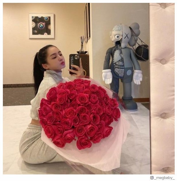 MEGBABY、パートナーの三代目JSB ELLYからバラの花束 “8年目のバレンタイン”が「素敵」「愛を感じる」と話題