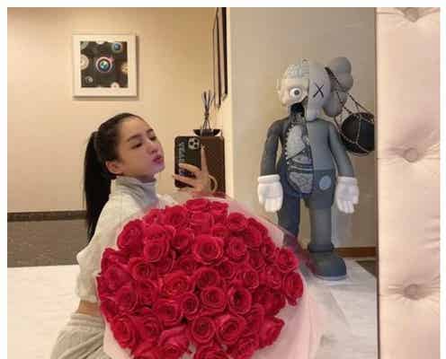 MEGBABY、パートナーの三代目JSB ELLYからバラの花束 “8年目のバレンタイン”が「素敵」「愛を感じる」と話題