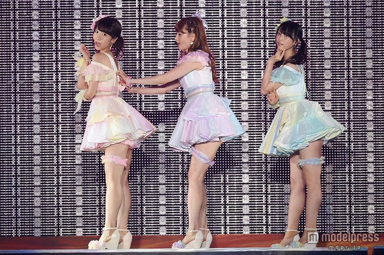 ジッパーをパフォーマンスする（左から）柏木由紀、小嶋陽菜、松井玲奈（C）AKS