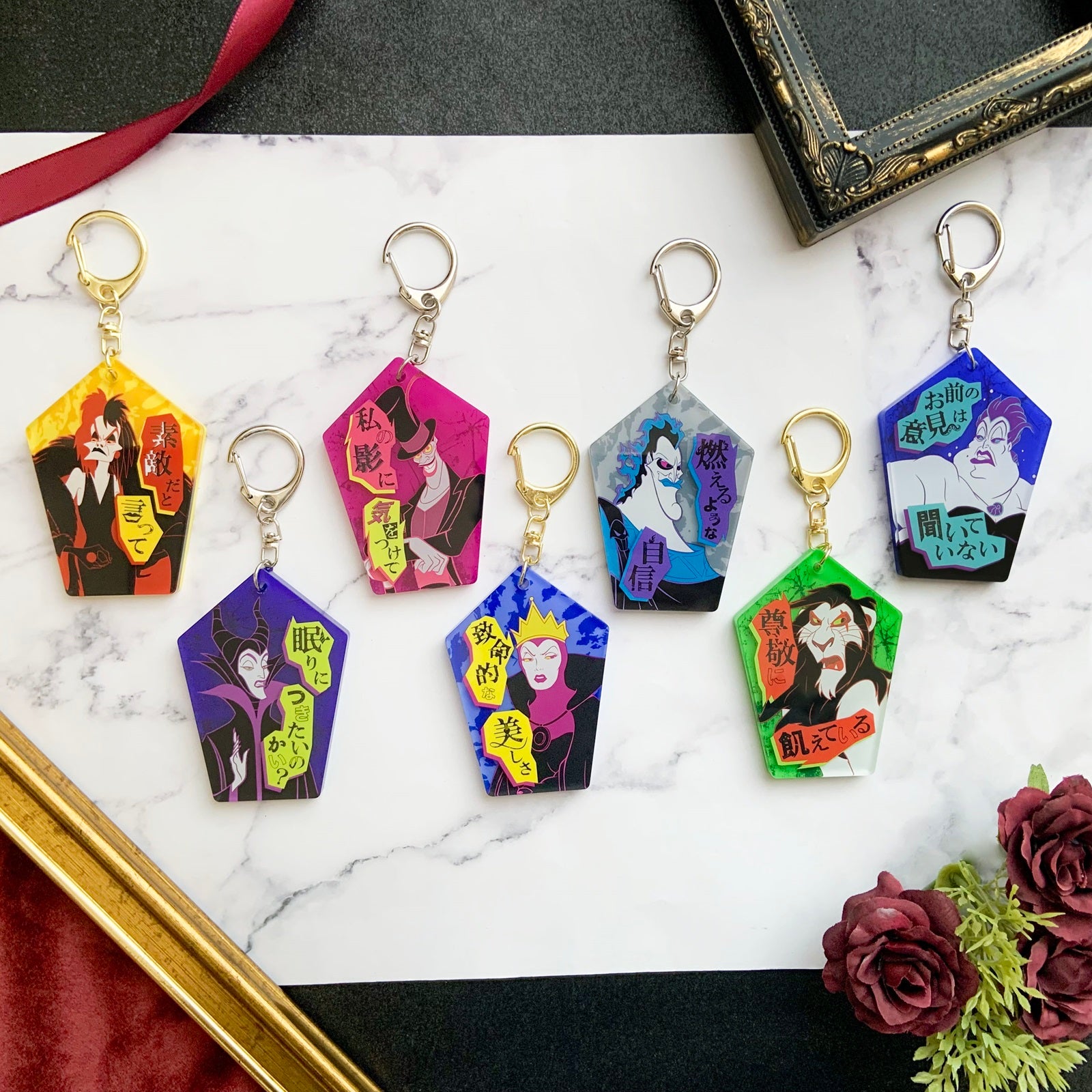 2層アクリルキーホルダー（左から：クルエラ/ドクター・ファシリエ/ハデス/アースラ/マレフィセント/女王/スカー）価格：1,100円（税込）（C）Disney
