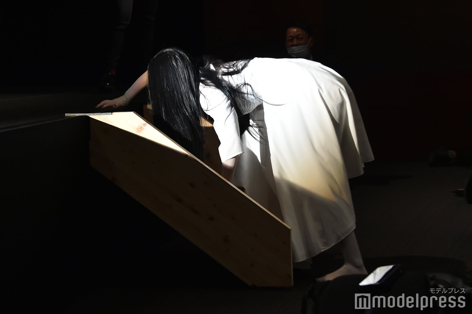 ステージを這い上がる貞子（C）モデルプレス