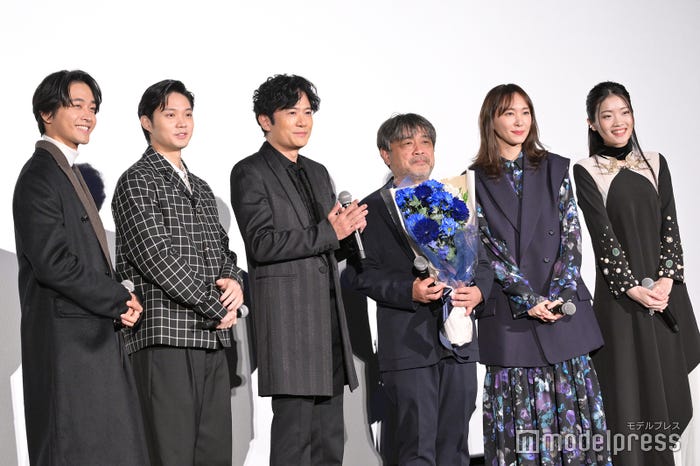 (左から)佐藤寛太、磯村勇斗、稲垣吾郎、岸善幸監督、東野絢香、新垣結衣(C)モデルプレス