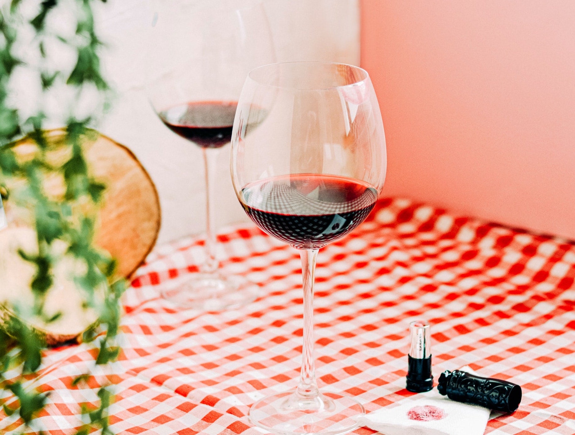 日本と海外で違う ワイングラスの正しい持ち方とマナーを身につけよう モデルプレス