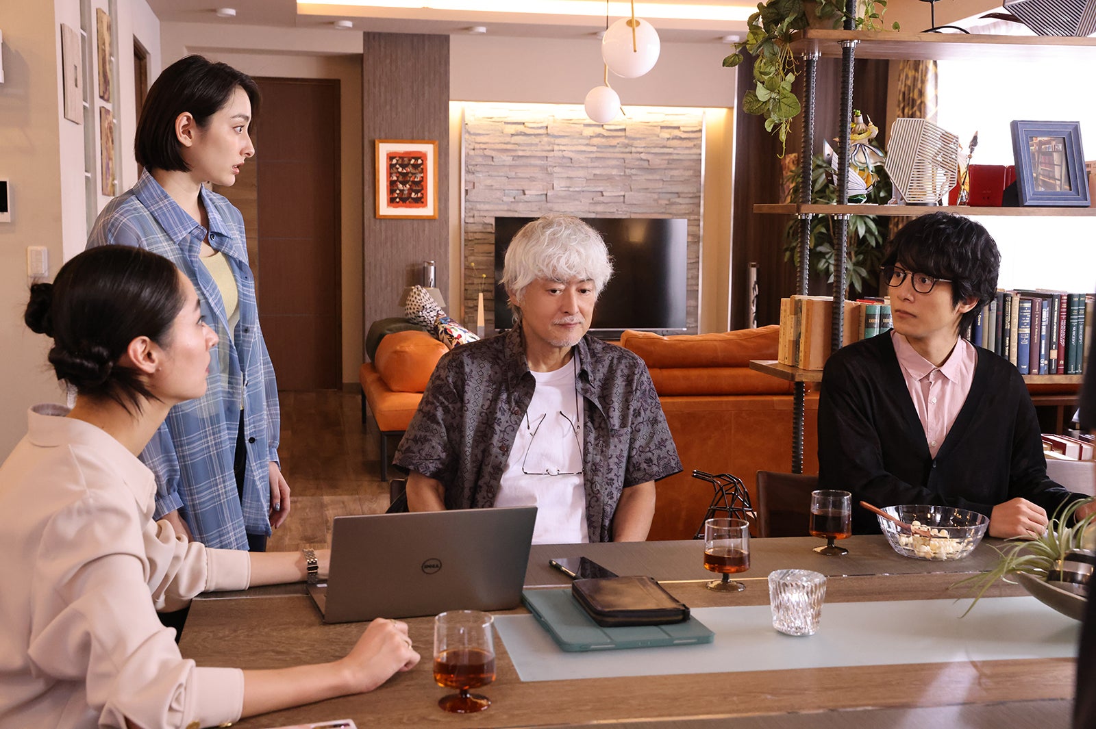 シシド・カフカ、早見あかり、陣内孝則、溝端淳平「何曜日に生まれたの」第4話より（C）ABCテレビ