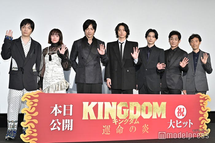 (左から)岡山天音、清野菜名、大沢たかお、山崎賢人、吉沢亮、片岡愛之助、佐藤信介監督(C)モデルプレス