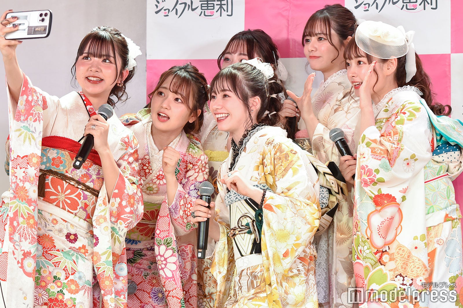 イベントでは「振袖TENNS」がTikTok自撮りテクニックを伝授する場面も（C）モデルプレス