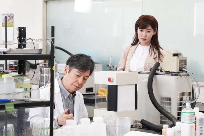 板尾創路、ともさかりえ「それってパクリじゃないですか?」第7話より(C)日本テレビ