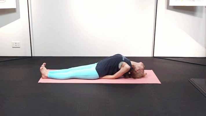 3：上体を起こし、頭のてっぺん（つむじ）を床につける