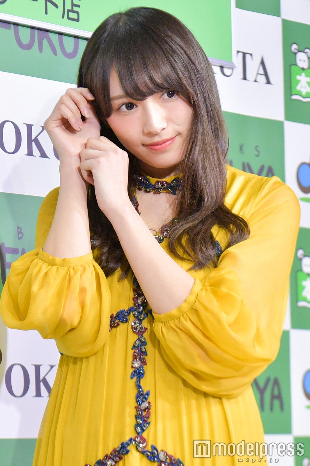 “写真集と同じポーズ”渡辺梨加（C）モデルプレス