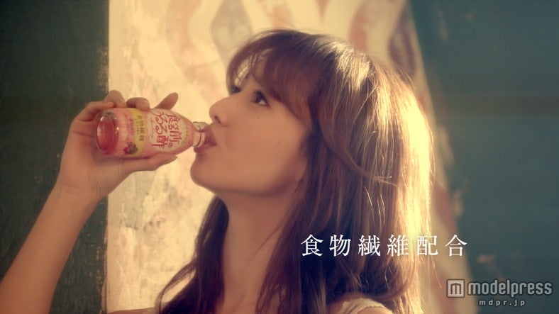 沢尻エリカ／新CM「キレイは、食べる前に決まる。」篇より