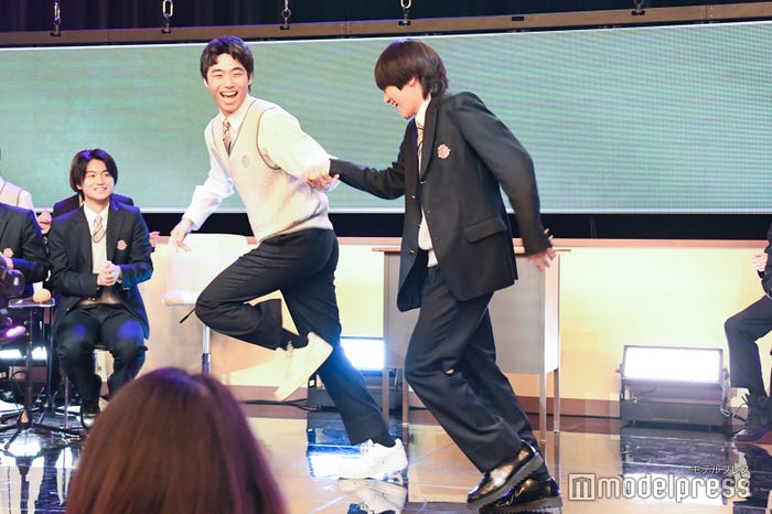 ダンスパフォーマンスをする八村倫太郎、山下幸輝(C)モデルプレス