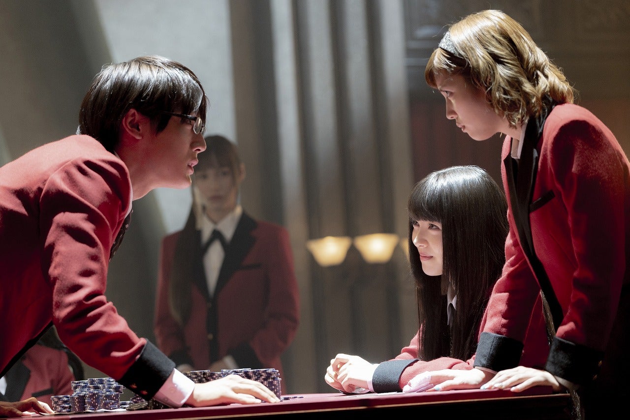 浜辺美波＆池田エライザ、“最狂同士”の戦い実現＜賭ケグルイ season2＞