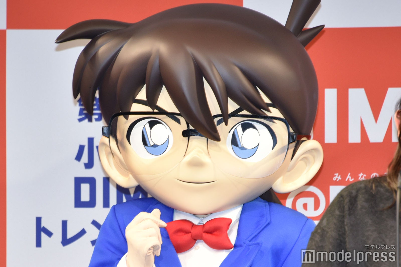 指ハートを決めた江戸川コナン（C）モデルプレス